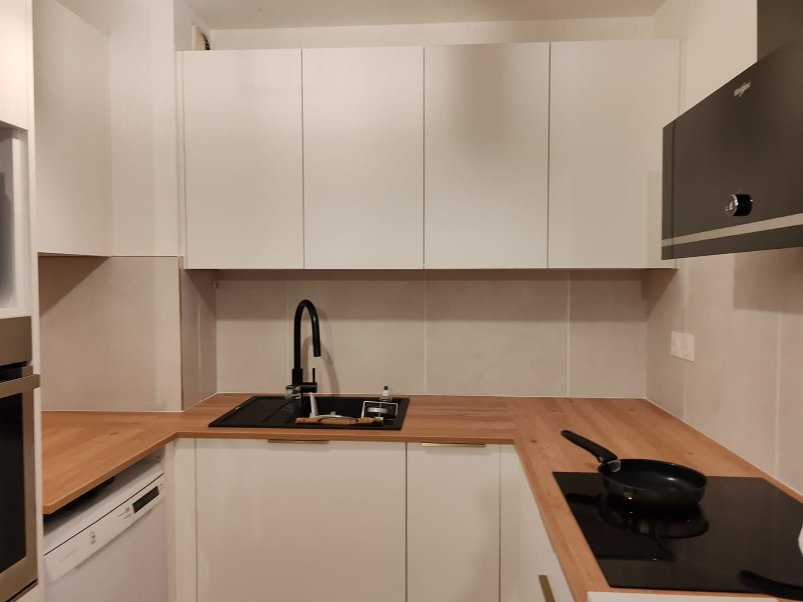 Cuisine — Cuisine en U, plan de travail chêne