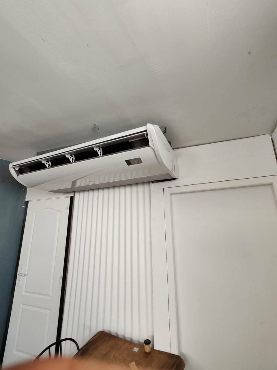 Clim. pro — Console plafonnière en salle de restaurant