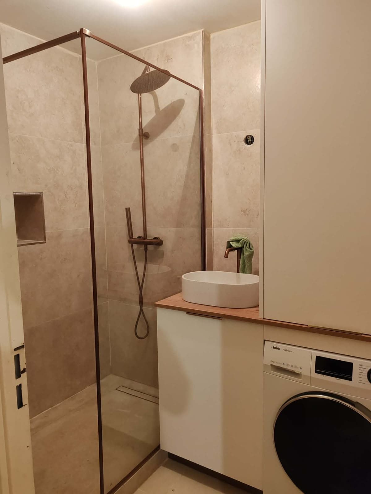 Salle de bain — Douche à l’italienne, travertin & cuivre