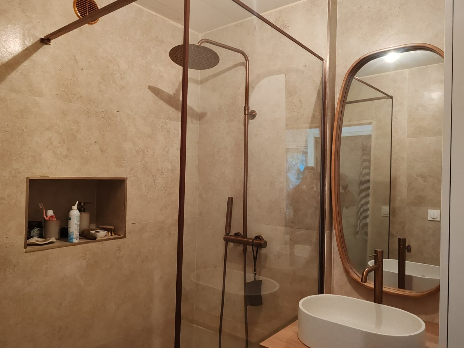Salle de bain — Niche maçonnée & robinetterie cuivrée