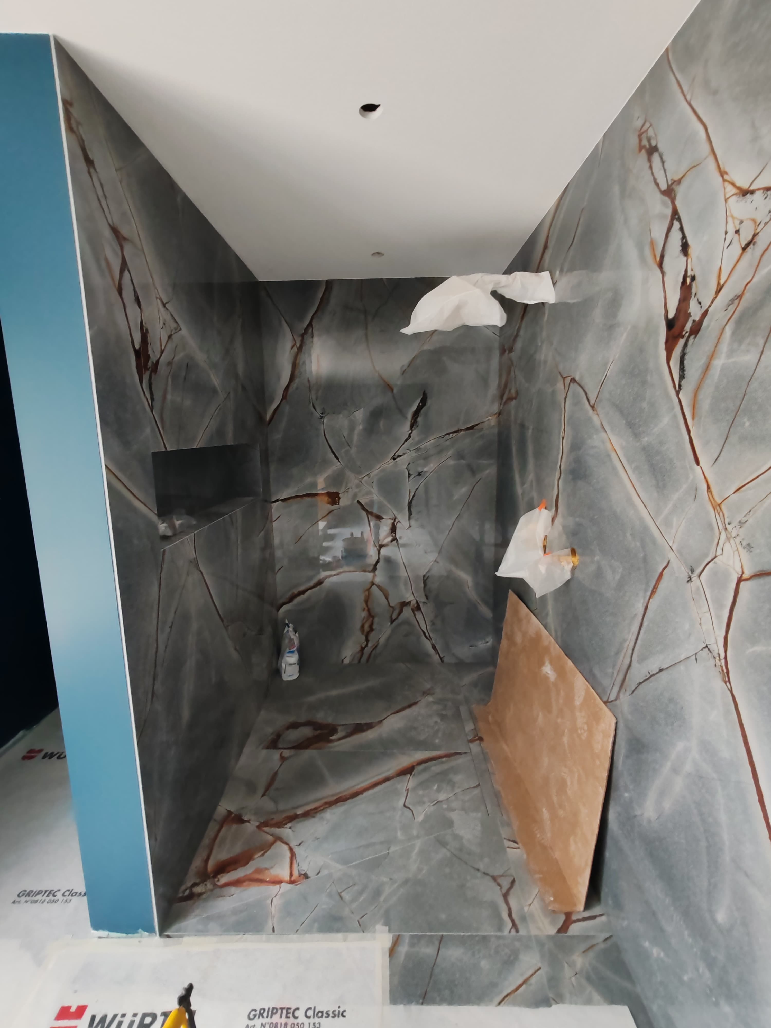 Douche en marbre gris veiné réalisée par RSB