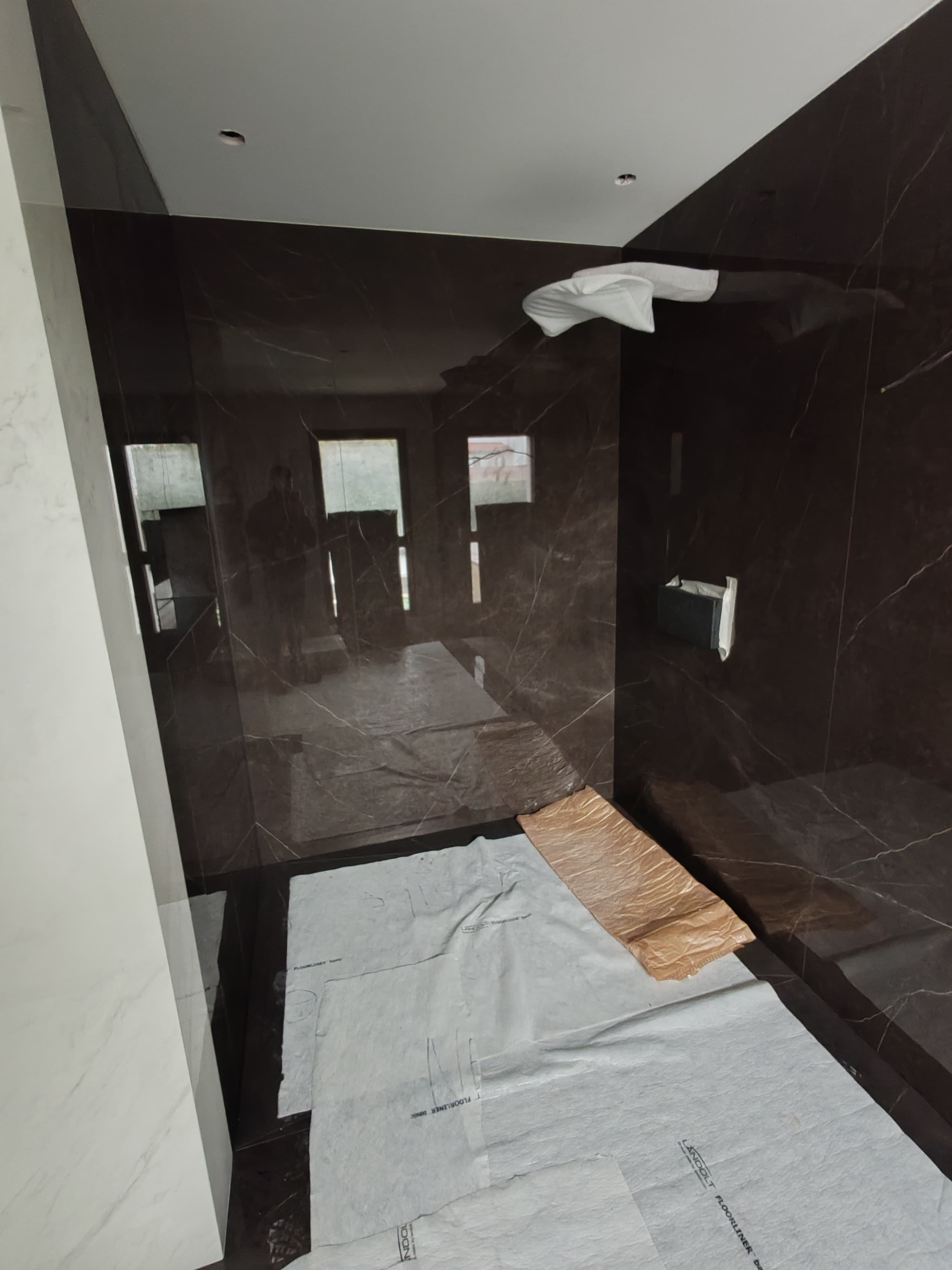 Salle de bain — Pierre sombre toute hauteur